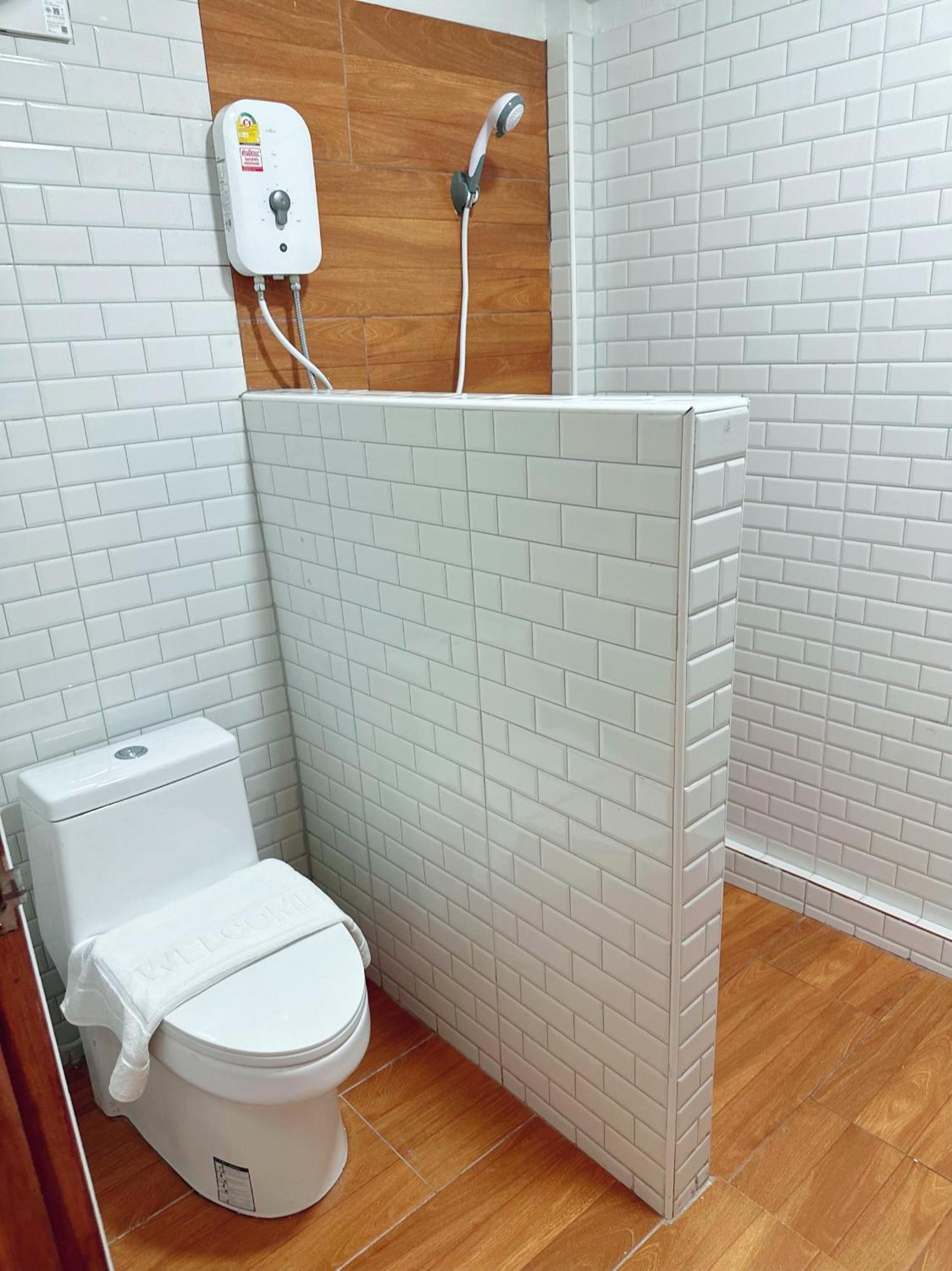 Service Apartment ห้อง102 ใจกลางเมืองใกล้แหล่งท่องเที่ยว Lampang Eksteriør billede
