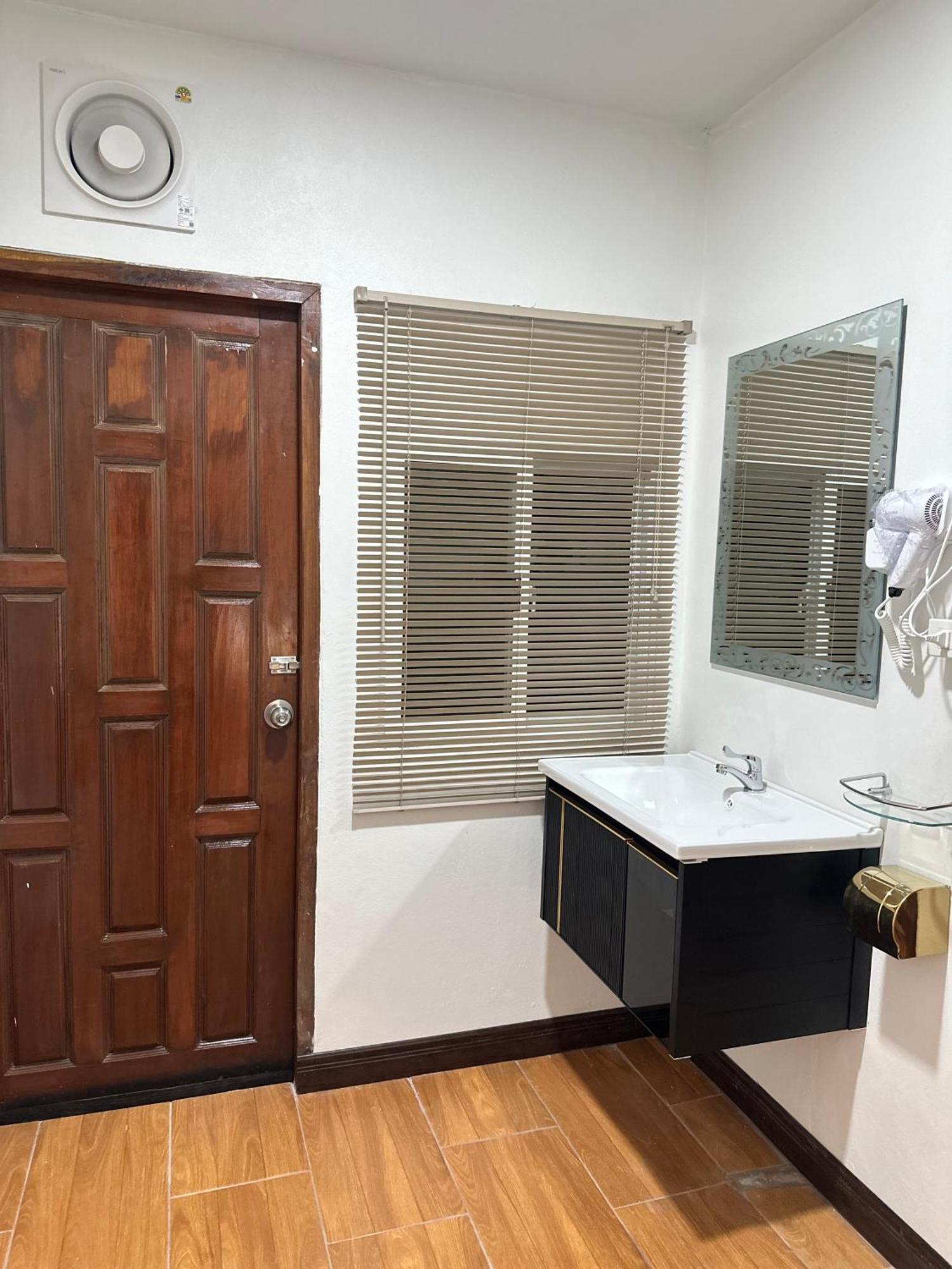 Service Apartment ห้อง102 ใจกลางเมืองใกล้แหล่งท่องเที่ยว Lampang Eksteriør billede